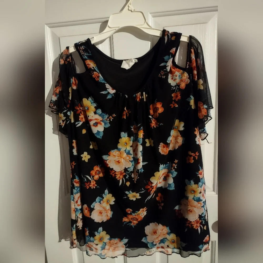 Cold shoulder blouse - Picture 1 of 4
